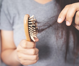 Les huiles essentielles contre la chute de cheveux